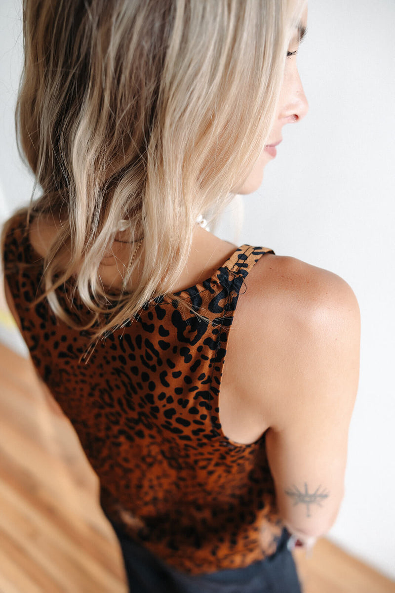 Dex-Leopard-Spots-Scoop-Tank