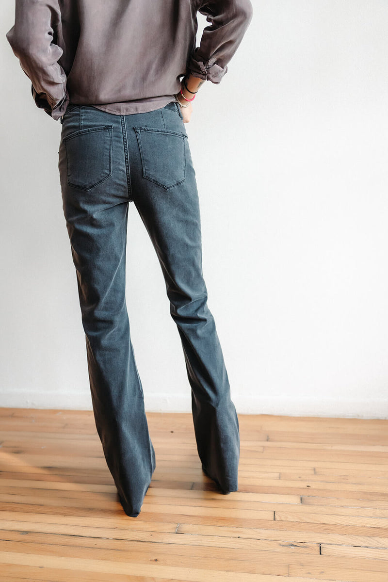 arlo-jaxtyn-bootcut-fit-mid-rise-jeans-caviar